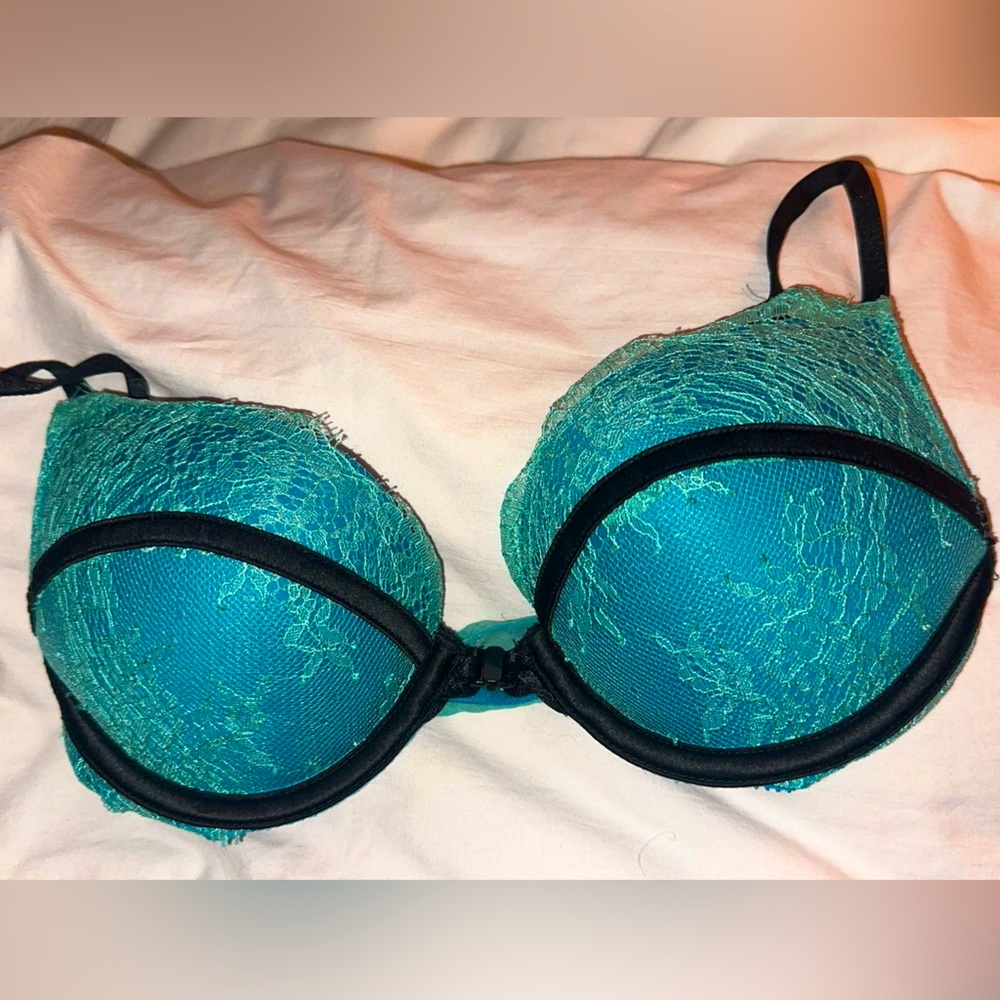 Victoria Secret Bombshell Bra (32A)